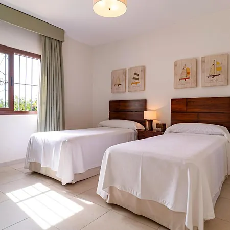 Апартаменты 3 Bedroom Awesome In *