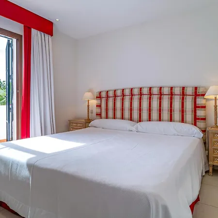 Апартаменты 3 Bedroom Awesome In *
